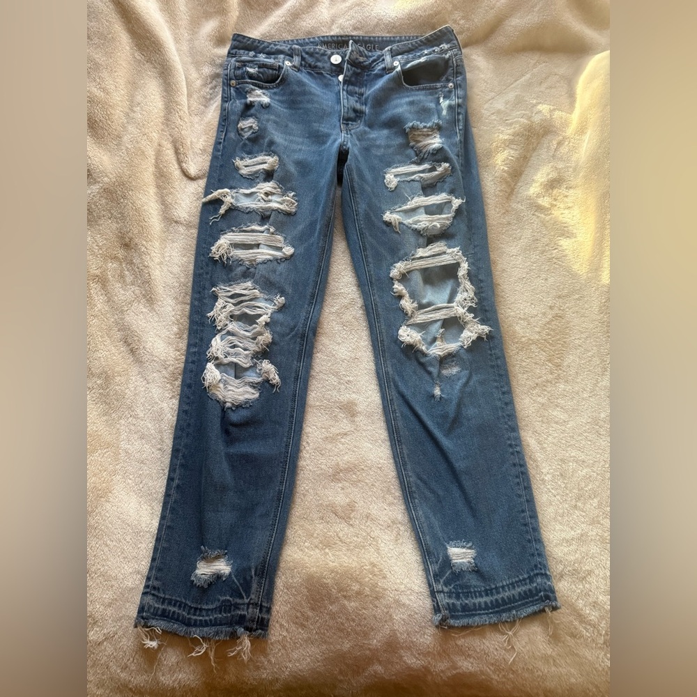 American Eagle Distressed Boyfriend Jeans • Light Wash • Size 8